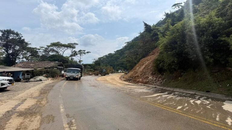Reabren con paso controlado tramo afectado en la Medellín – Bogotá