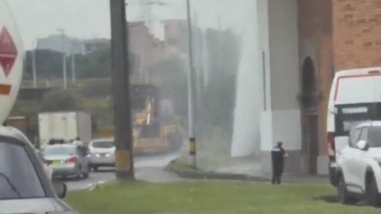 Daño en tubería provoca emergencia y afecta la movilidad en la Autopista Sur de Medellín