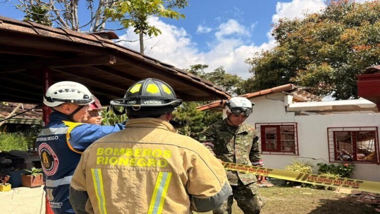Rescatan a mujer de 72 años tras explosión en vivienda rural de Rionegro