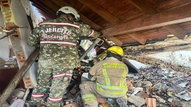 Explosión en vivienda de Rionegro deja emergencia en curso: buscan a persona atrapada