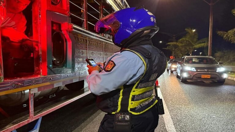 Medellín refuerza controles a chivas y transporte turístico