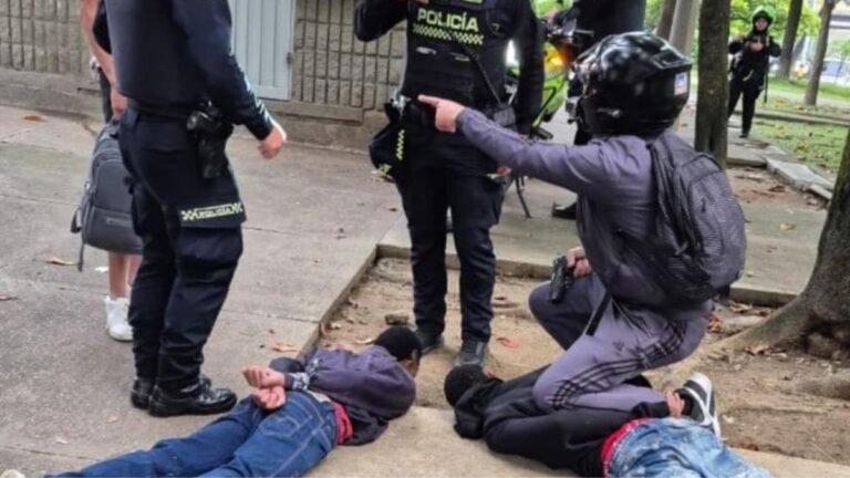 Policía de civil frustró atraco y capturó a dos presuntos ladrones en estación Poblado del Metro