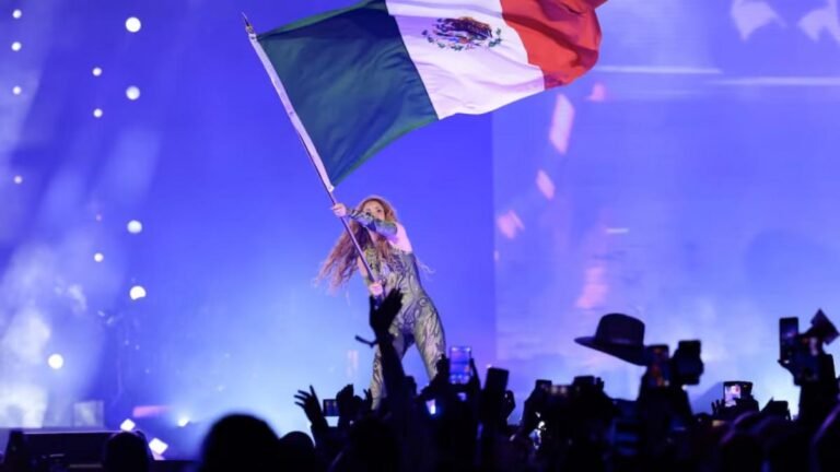 Shakira vuelve a hacer historia al reunir a más de 400 mil personas en el Zócalo de la CDM con un concierto gratuito