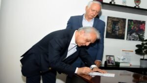 Salud a la deriva: renuncia superintendente de salud y crece la incertidumbre