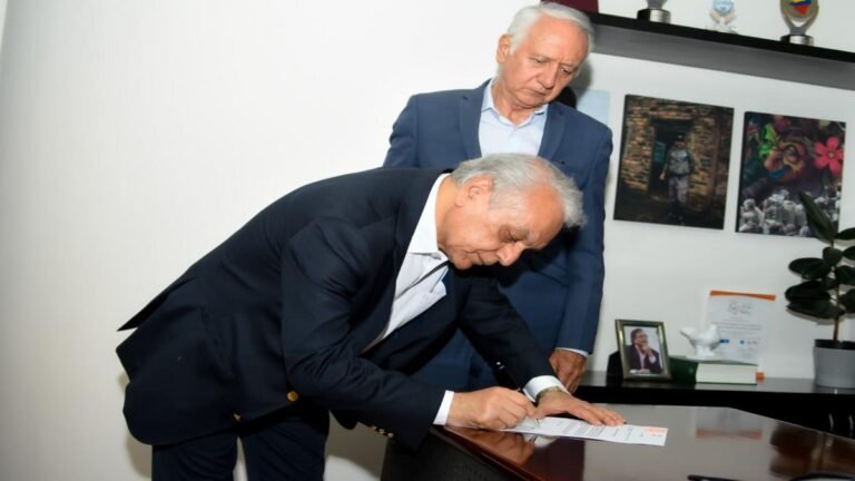 Salud a la deriva: renuncia superintendente de salud y crece la incertidumbre