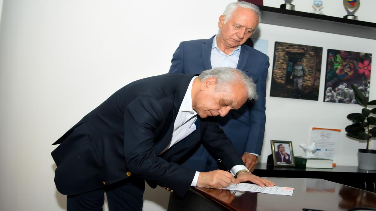 Salud a la deriva: renuncia superintendente de salud y crece la incertidumbre
