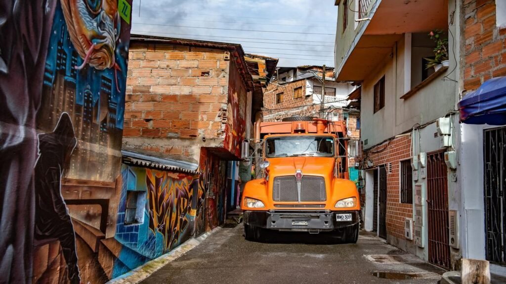 Recolección puerta a puerta llega a más de 206 mil usuarios en zonas de difícil acceso en Medellín