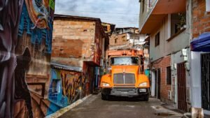 Recolección puerta a puerta llega a más de 206 mil usuarios en zonas de difícil acceso en Medellín