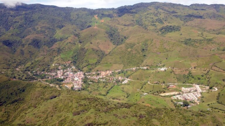 Ataque con drones en Antioquia deja tres militares heridos y evidencia nueva escalada violenta