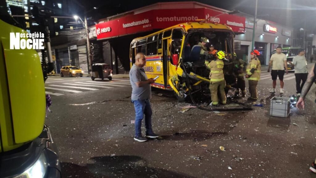 Choque entre dos buses en Medellín, dejó 10 heridos y un conductor atrapado