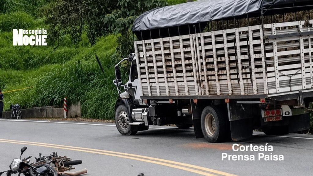 Accidente entre moto y camión deja un muerto en vía del norte de Antioquia