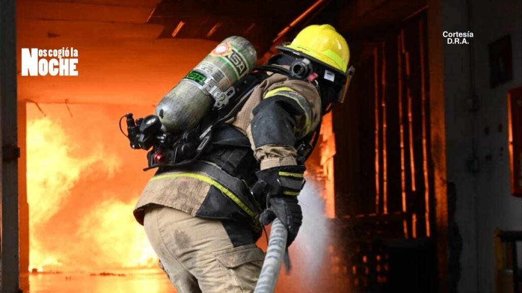 100 bomberos tardaron 7 horas para controlar el incendio en la fábrica de Itagüí