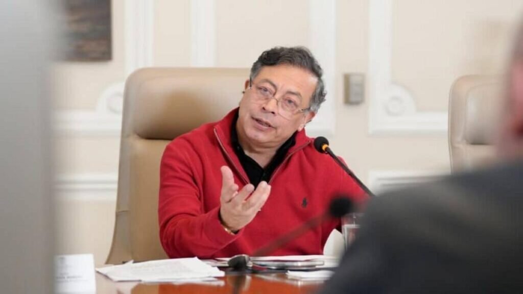 Petro plantea subir el salario mínimo si continúan altas tasas de interés