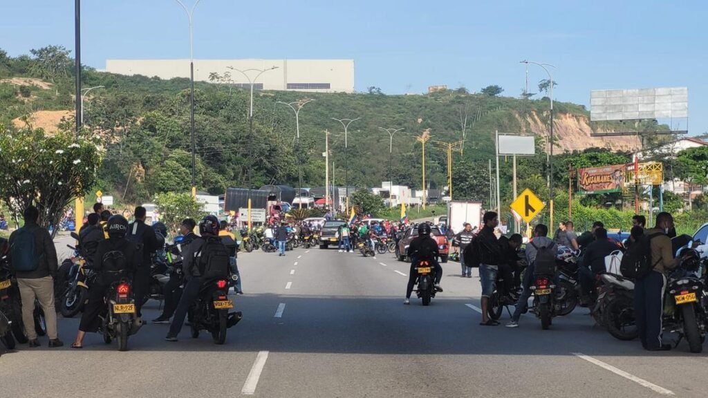 Bloqueos campesinos frenan vías clave en Santander por alza del predial