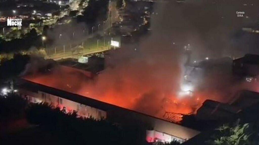 Vecinos informan que el incendio en la fábrica de Itagüí sigue activo