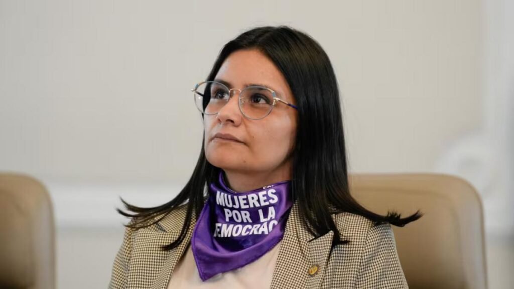 Gerente del Fondo de Adaptación, Angie Rodríguez, denuncia presiones y cuestiona títulos de Juliana Guerrero