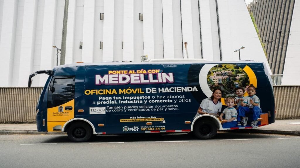 La Alcaldía saca los trámites a la calle: oficina móvil llegará a barrios y corregimientos de Medellín