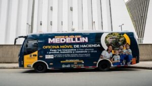 La Alcaldía saca los trámites a la calle: oficina móvil llegará a barrios y corregimientos de Medellín