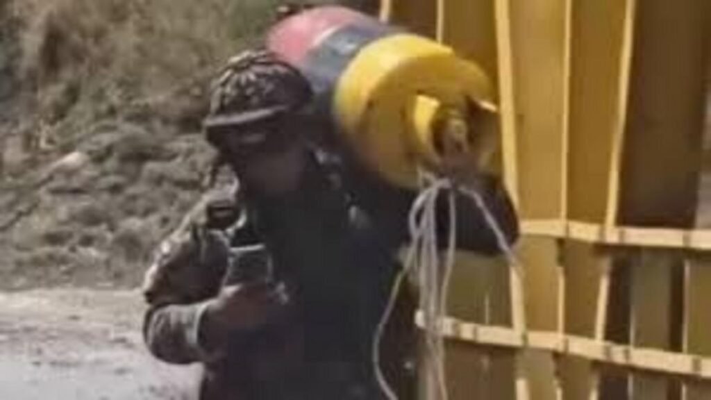 Imagen que impacta: soldado carga cilindro bomba en plena vía Panamericana