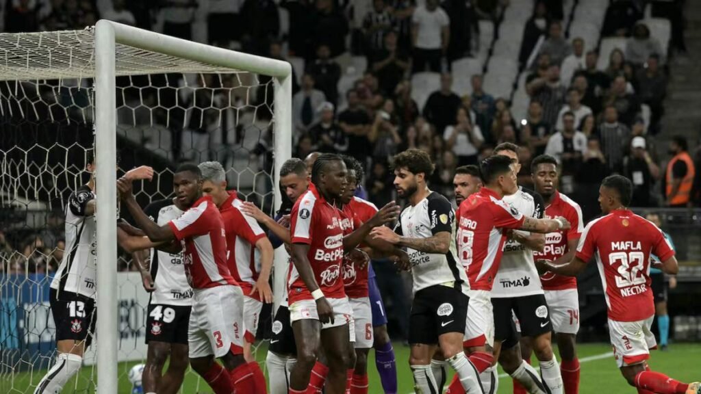 Santa Fe no levanta cabeza: cayó en Brasil y agrava el flojo arranque colombiano en Libertadores