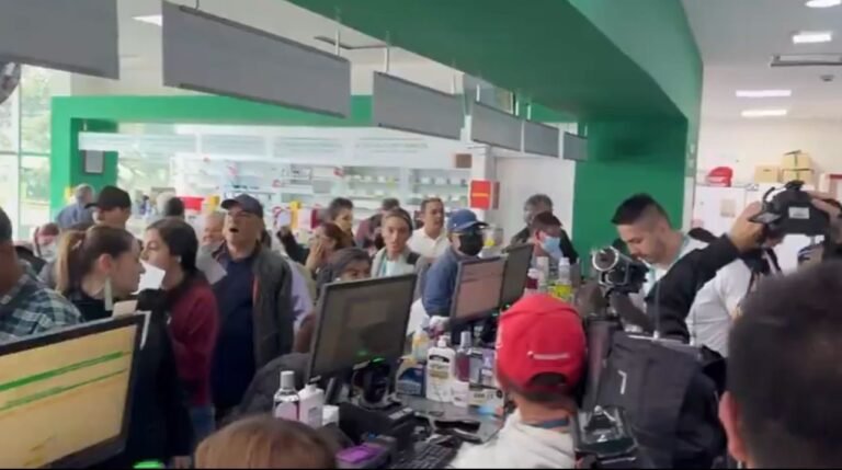 “¡Fuera Petro y fuera Quintero!”: usuarios protestaron durante visita de Supersalud a sede de Cruz Verde en Bogotá
