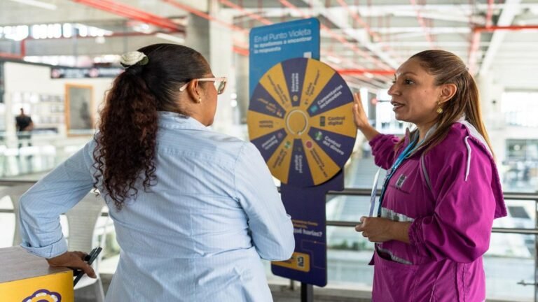 Medellín fortalece la protección de las mujeres en el Metro con nuevos Puntos Violeta