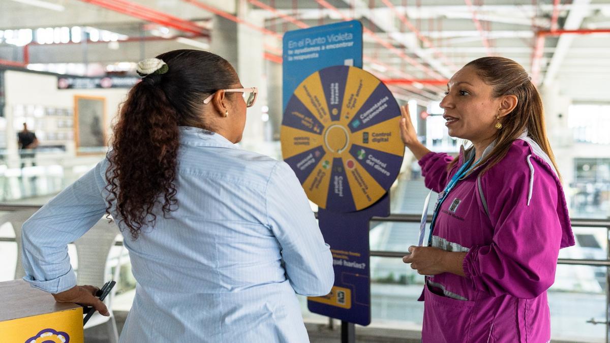 Medellín fortalece la protección de las mujeres en el Metro con nuevos Puntos Violeta