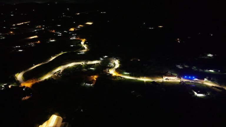 Más de 400 luminarias LED ya iluminan la vía entre El Carmen de Viboral y El Santuario