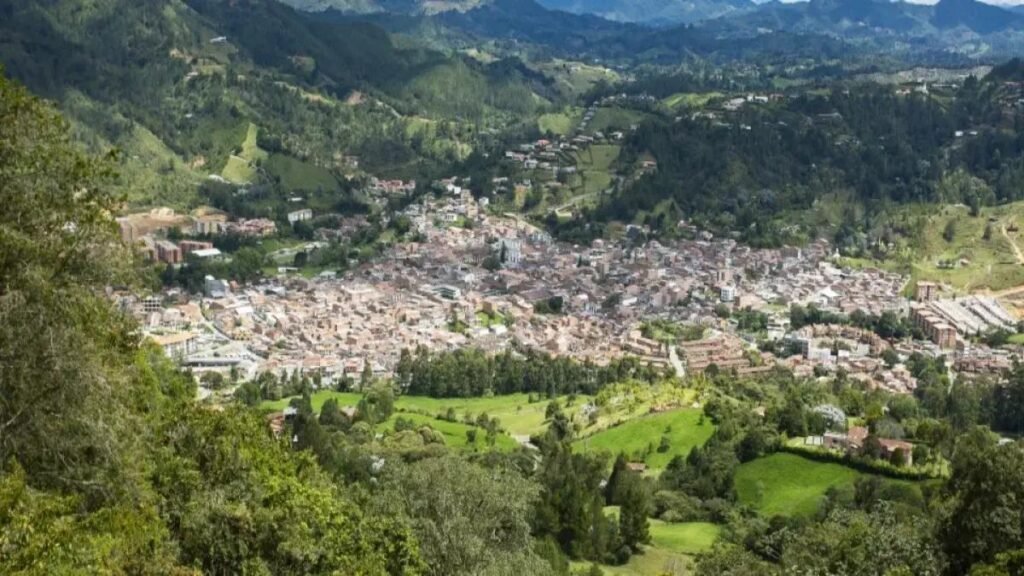 Alcaldes del Oriente antioqueño presionan soluciones para destrabar obras clave de movilidad