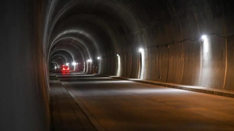 Gobernador de Antioquia estalla por demoras en el Túnel del Toyo: “Los equipos están guardados hace años”