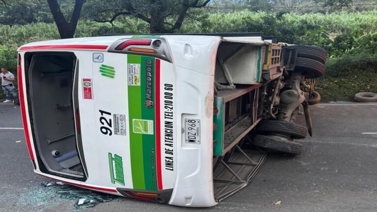 Bus se volcó en la autopista Norte: cerca de 30 heridos y cierre total de la vía