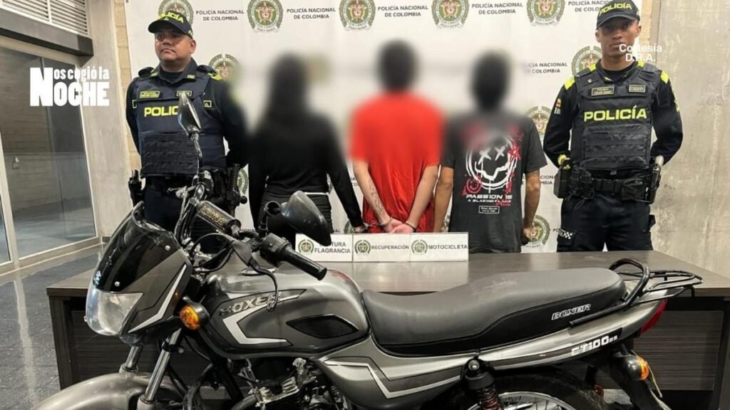 Policía recuperó motocicleta hurtada y capturó a dos hombres y una mujer en Medellín