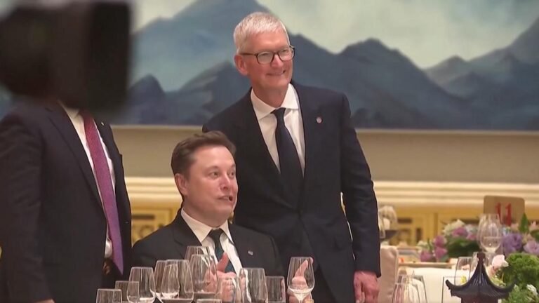 Elon Musk y Tim Cook. La foto de la que todos hablan