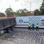 Interceptan tractomula con sofisticada caleta hidráulica cargada con 560 kilos de cocaína