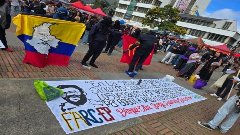 Encapuchados hicieron presencia en la Universidad Nacional con mensajes alusivos a disidencias Farc