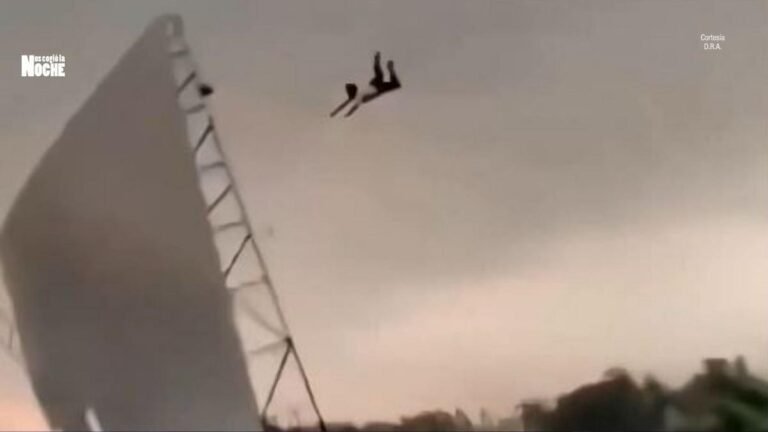 Un hombre salió volando en una mortal tormenta que ha dejado más de 100 muertos en la India