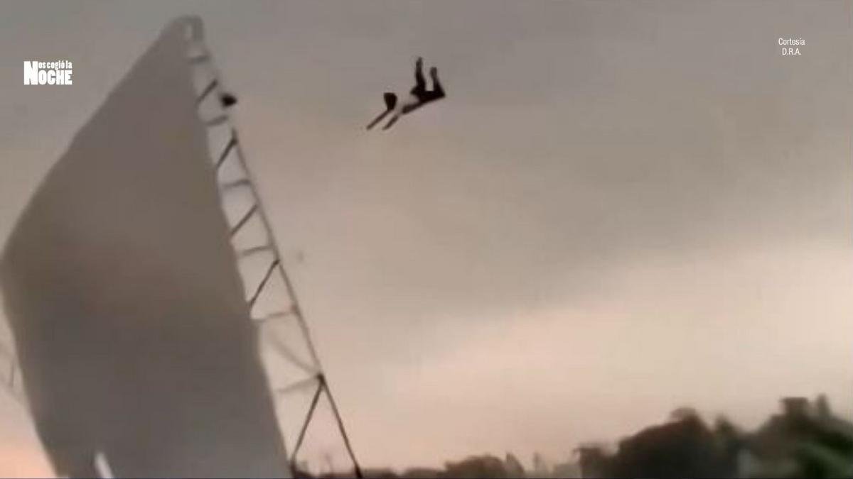 Un hombre salió volando en una mortal tormenta que ha dejado más de 100 muertos en la India