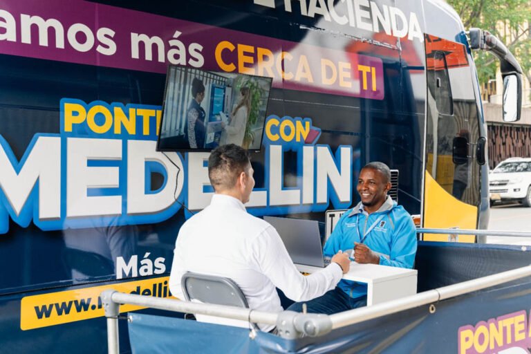 La oficina móvil de Hacienda llega a El Poblado para acercar los servicios tributarios a la ciudadanía