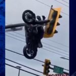 ¿Cómo quedó esta moto colgada en el semáforo?