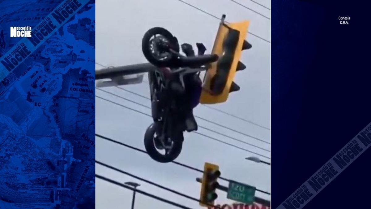 ¿Cómo quedó esta moto colgada en el semáforo?