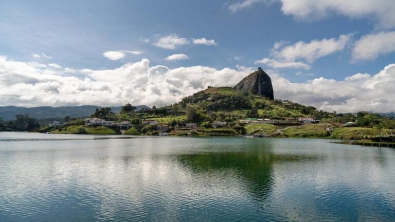Buscan a turista desaparecido en el embalse Peñol-Guatapé tras caer de un planchón durante una fiesta