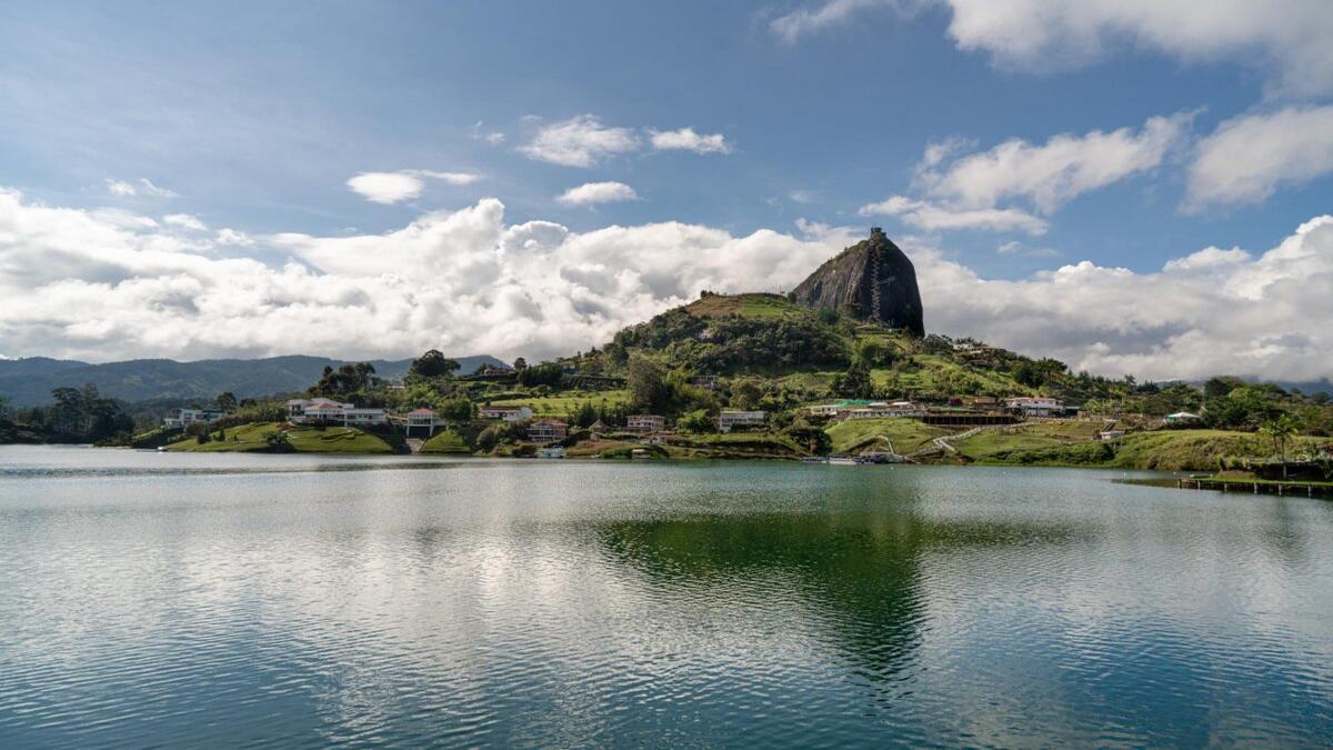Buscan a turista desaparecido en el embalse Peñol-Guatapé tras caer de un planchón durante una fiesta