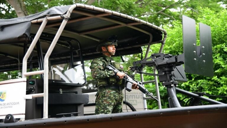 Antioquia refuerza la seguridad en el Bajo Cauca con la entrega de 6 botes al Ejército