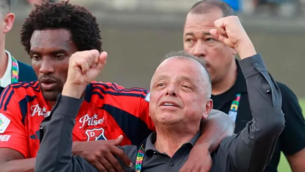 Hinchas del DIM estallan contra Giraldo: cánticos de renuncia y polémica en el Atanasio