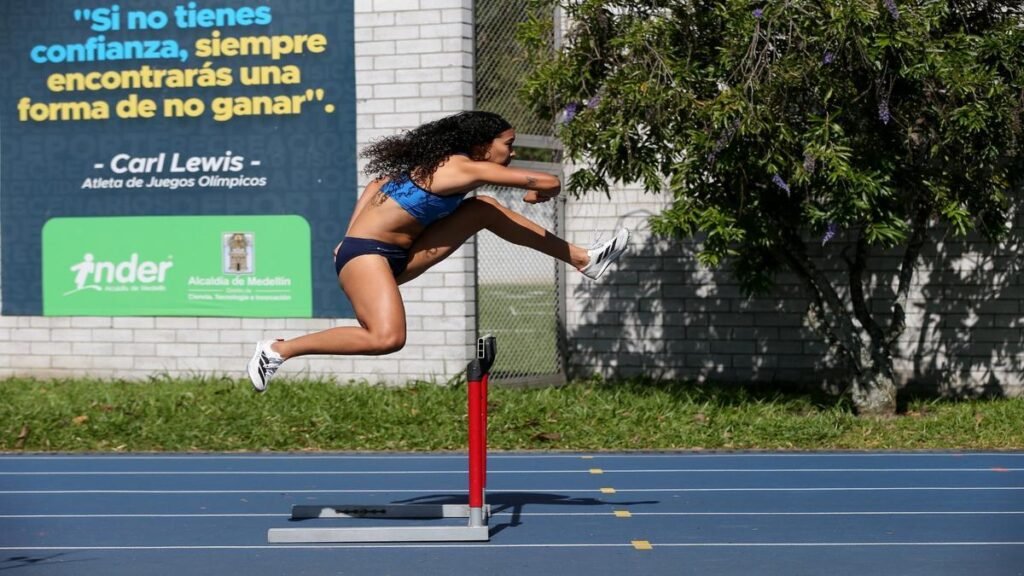 Medellín estrena nueva pista: llegó el tapete de la Alfonso Galvis para el Panamericano de Atletismo 2026