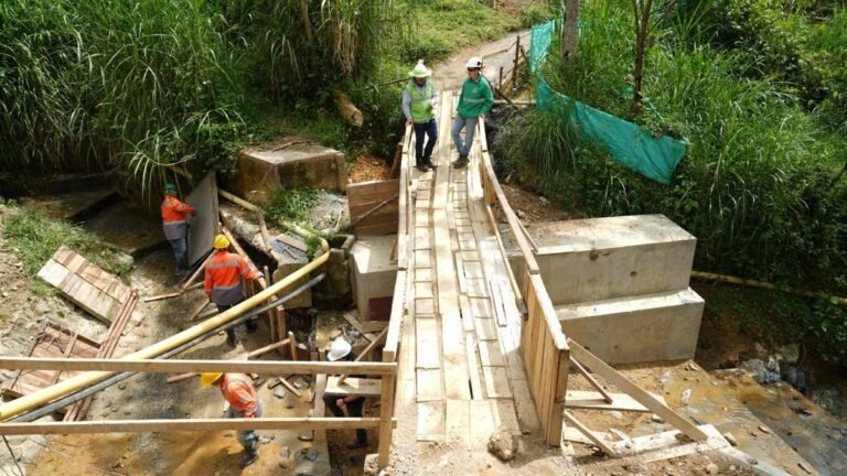 Medellín acelera obras en quebradas para reducir riesgos por temporada de lluvias