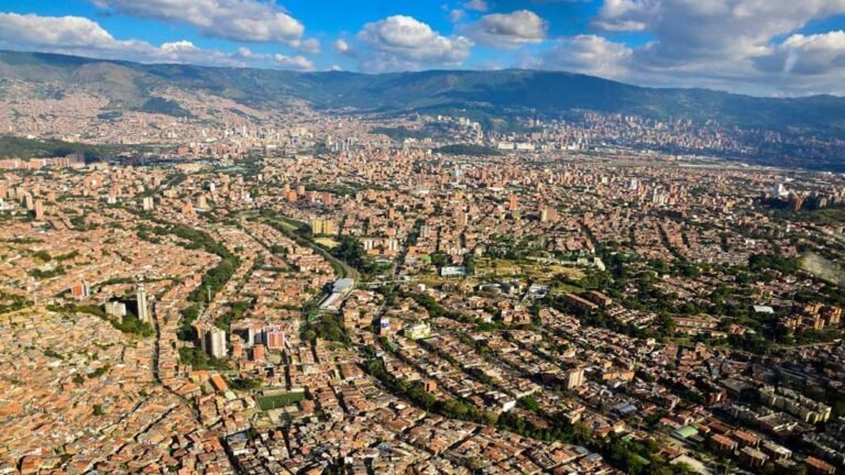 “No es normal criar con miedo”: Medellín lanzó campaña para frenar el maltrato en los hogares