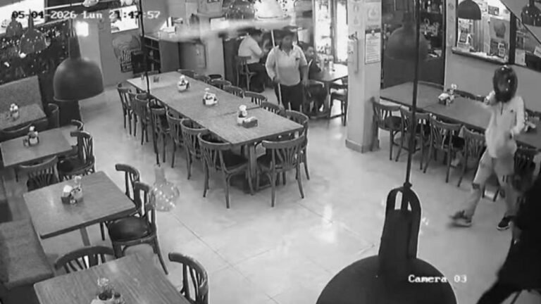 Cliente enfrentó a presunto ladrón con una silla en restaurante de Medellín y frustró el robo
