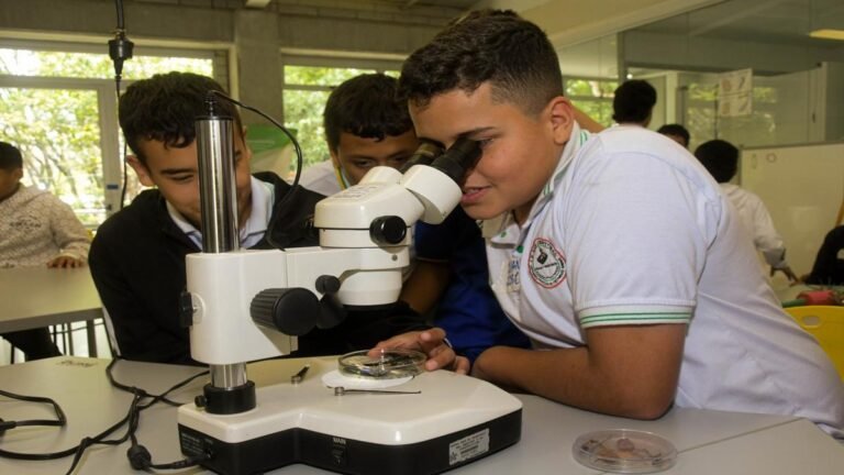 Medellín impulsa el talento joven en ciencia y tecnología