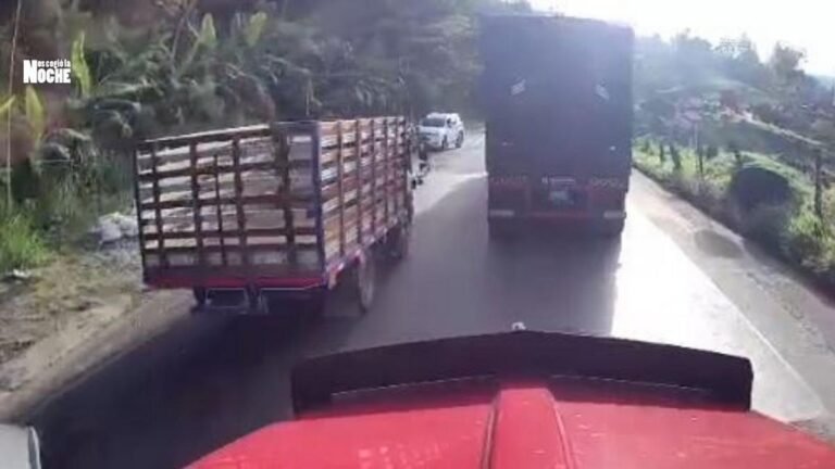 Imprudencia de un conductor por poco cobra la vida de un motociclista en Antioquia